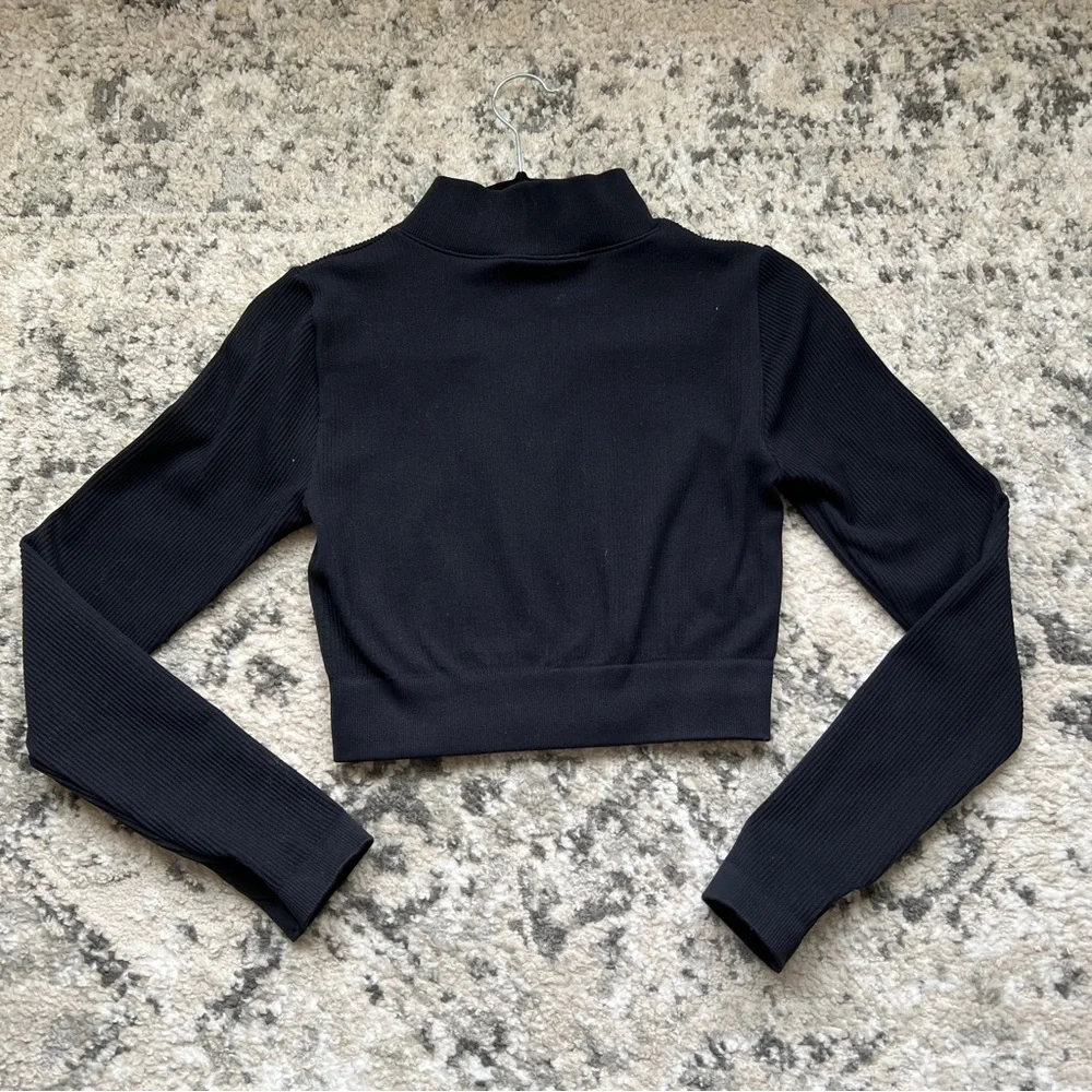 🔥Black Ribbed Zip-Up Crop Top - Picture 11 of 12